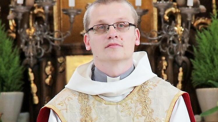 Pfarrvikar Grzegorz Grinn, der auch einige Jahre in Höchstadt wirkte, wurde in Kleukheim verabschiedet. Foto: Johanna Blum