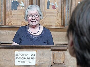 Kirchenführerin Gertrud Hammerich ist so kompetent wie bescheiden. Fotografieren lassen mochte sie sich tatsächlich nicht so gerne, dass sie aber gerade an dieser Tafel stand, war Zufall.  Foto: Markus Häggberg