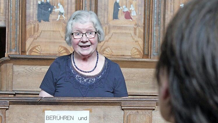 Kirchenführerin Gertrud Hammerich ist so kompetent wie bescheiden. Fotografieren lassen mochte sie sich tatsächlich nicht so gerne, dass sie aber gerade an dieser Tafel stand, war Zufall.  Foto: Markus Häggberg