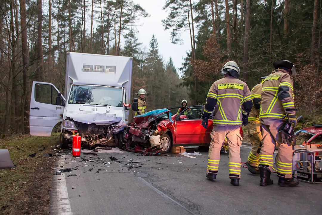 Fürth: Schwerer Unfall - Feuerwehr muss Frau befreien
