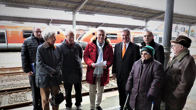 Eine Liste mit 320 Unterschriften übergab Friedrich Clemens (Dritter von links) gestern an Bürgermeister Siegfried Decker (rechts daneben). Mit im Bild (von links) DDM-Geschäftsführer Rüdiger Köhler, Heidi Clemens, Landrat Klaus Peter Söllner, Thea Promeuschel, Alexander Wunderlein und Alfons Holzinger.   Foto: Werner Reißaus