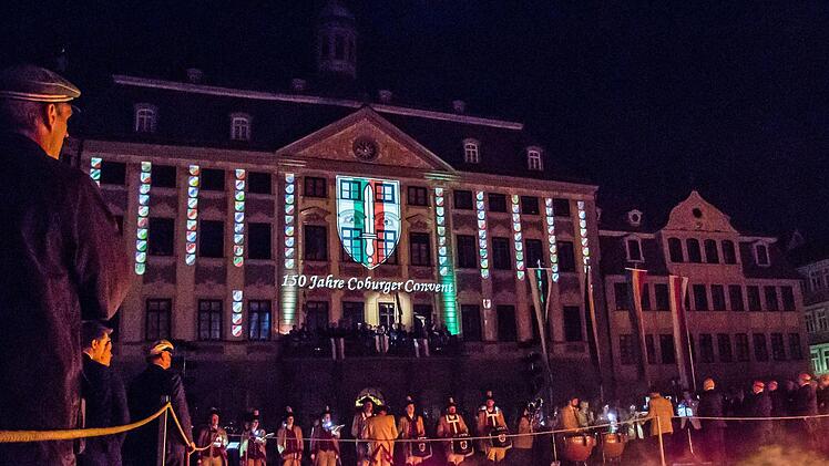 Coburger im Zeichen des 150. CC-Pfingstkongresses: nächtliche Feierstunde auf dem Marktplatz.Foto: Jochen Berger