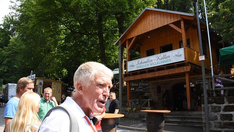 Der Fremdenführer erklärt, dass am Schindler-Keller der Bieranstich stattfindet.