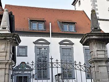 Das alte Portal an der St.-Georgskirche in Hellingen wurde durch einen neuen Obelisken gesichert. Fotos: Gerold Snater
