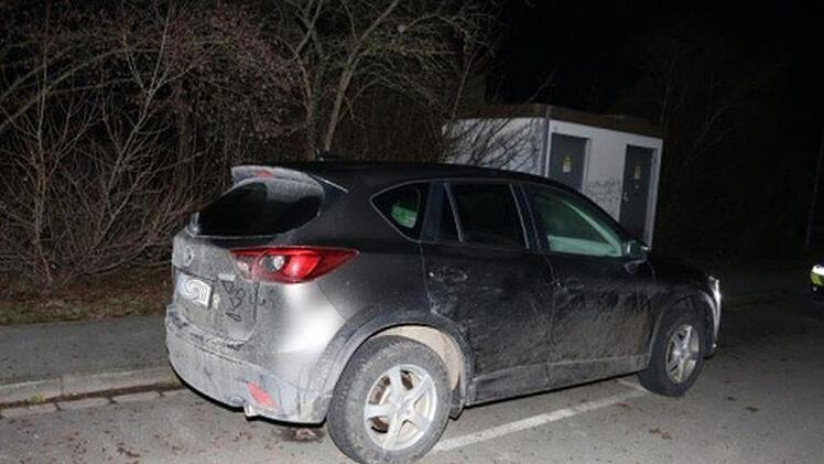 Mit brachialer Gewalt drangen Einbrecher am Montagmorgen in ein Bamberger Juweliergeschäft ein: Sie durchbrachen die Tür einfach mit einem gestohlenen SUV, raubten Juwelen  und rasten davon.  Foto: Polizei