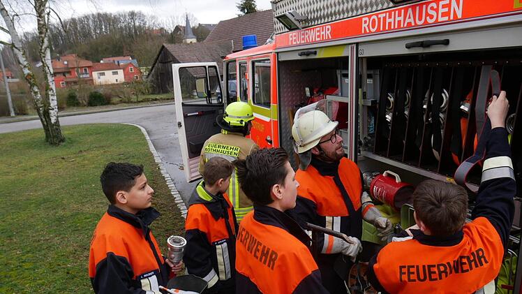 Ronald Beck erklärt die Ausrüstung am Feuerwehrfahrzeug. Foto: Daniel Wiener