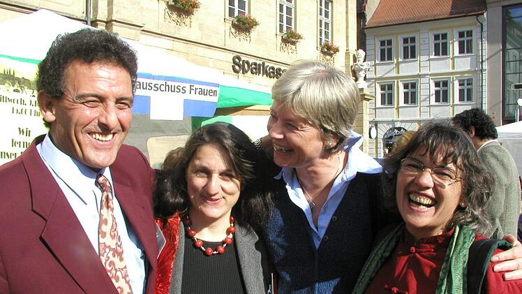 Vor 25 Jahren bildeten sie den Vorstand des Ausländerbeirats: von rechts Danièle van der Steene, Daniela Watzinger, Mitra Sharifi Neystanak und Mohamed Hédi Addala.                    Foto: p