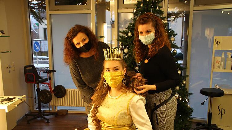 Einmal mehr wird heuer Jessica Essler (rechts) das Höchstadter Christkind für die Auftritte frisieren. Susanne Bayer (links) ist beeindruckt.