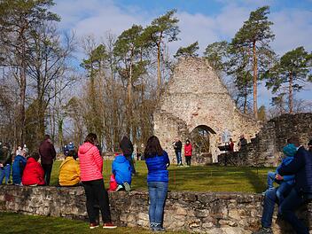 Am Morgen des Ostersonntag feierten Christen an der Kirchenruine  des Michelsbergs eine Andacht im Rahmen der Berg-Zeit. Foto: Heike Beudert                                                                             .