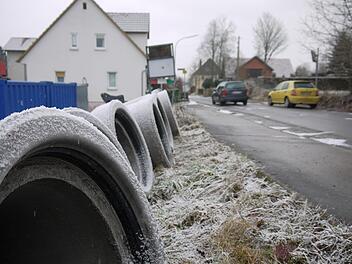 Ein paar Rohre müssen noch verlegt werden: Nach der Winterpausen gehen die Arbeiten in der Hall- und Wiesenstraße in Weidhausen weiter. Danach wird die Gemeinde ihren Zeitplan für weitere Straßensanierungen in Angriff nehmen.Foto: Berthold Köhler