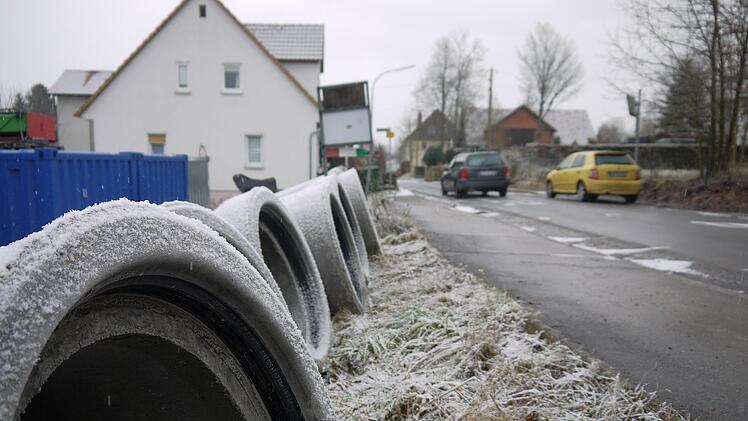 Ein paar Rohre müssen noch verlegt werden: Nach der Winterpausen gehen die Arbeiten in der Hall- und Wiesenstraße in Weidhausen weiter. Danach wird die Gemeinde ihren Zeitplan für weitere Straßensanierungen in Angriff nehmen.Foto: Berthold Köhler