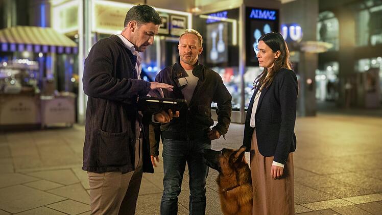 Felix Burger (Ferdinand Seebacher, links) unterst&uuml;tzt Rex und Max Steiner (Maximilian Br&uuml;ckner) bei den Ermittlungen, Chefin Evelyn Leitner (Doris Golpashin) schaut sich das Ganze skeptisch an.
