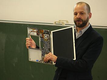 Geograph Marc Redepenning von der Uni Bamberg erklärte den Kindern, was alles in einem Laptop steckt und wo die Teile herkommen.  Foto: Matthias Hoch