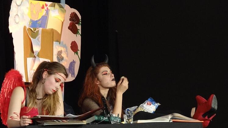 Die höllischen Ankläger wollen die Seele Busch mit allen Mitteln für die Hölle gewinnen.