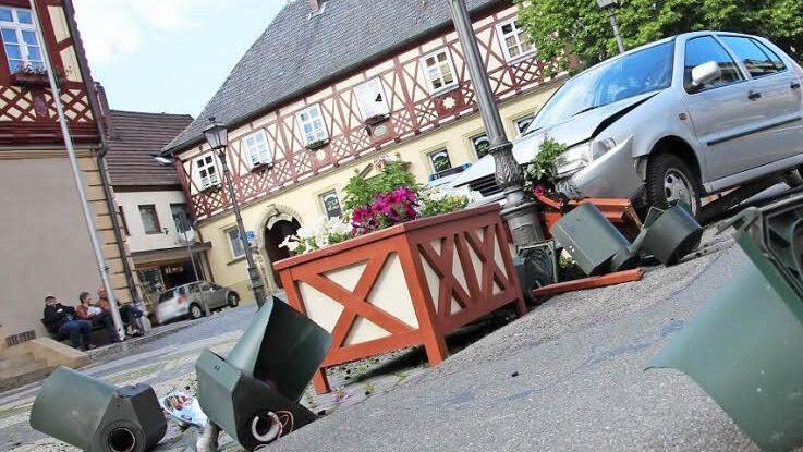 Der Marktplatz sah aus wie ein Trümmerfeld, Teile der Ampel lagen weit verstreut. Fotos: Tobias Kindermann