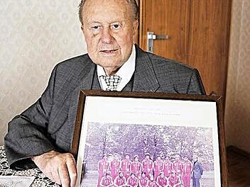 Der 95-jährige Alfred Mäutner mit einem Foto des TV Ebern aus dem Jahr 1978. Den Fußballern fühlt er sich sehr verbunden.  Foto: Helmut Will
