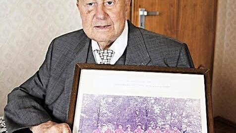 Der 95-jährige Alfred Mäutner mit einem Foto des TV Ebern aus dem Jahr 1978. Den Fußballern fühlt er sich sehr verbunden.  Foto: Helmut Will