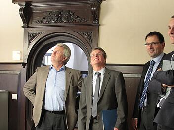 MdL Ludwig Freiherr von Lerchenfeld, Kultusstaatssekretär Bernd Sibler, MdL Martin Schöffel und Bürgermeister Martin Bernreuther (von links) waren vom Thurnauer Schloss beeindruckt. Foto: Thomas Heuchling