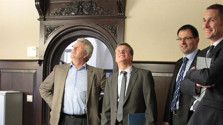 MdL Ludwig Freiherr von Lerchenfeld, Kultusstaatssekretär Bernd Sibler, MdL Martin Schöffel und Bürgermeister Martin Bernreuther (von links) waren vom Thurnauer Schloss beeindruckt. Foto: Thomas Heuchling