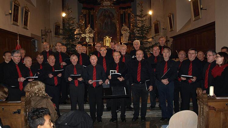 Dass über 30 Männerkehlen Weihnachtslieder auch zart und getragen singen können, dies bewies der Gesangverein Sängerkranz mit seinen drei Liedbeiträgen unter der Leitung seiner Chorleiterin Anja Jäger (rechts).