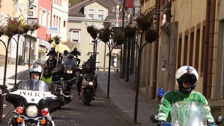 Echtes und "falsches" Polizeimotorrad einträchtig nebeneinander in der Ludwigstraße. Foto: Thomas Dill