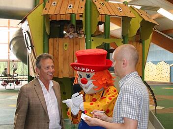 Kinder als Zuschauer und Haus-Clown "Happy" als Mikrofonhalter: Redakteur Ralf Ruppert (rechts) sprach in launiger Atmosphäre mit Hans Markwalder, Direktor des Hotels Sonnenhügel. Foto: Sebastian Elsässer