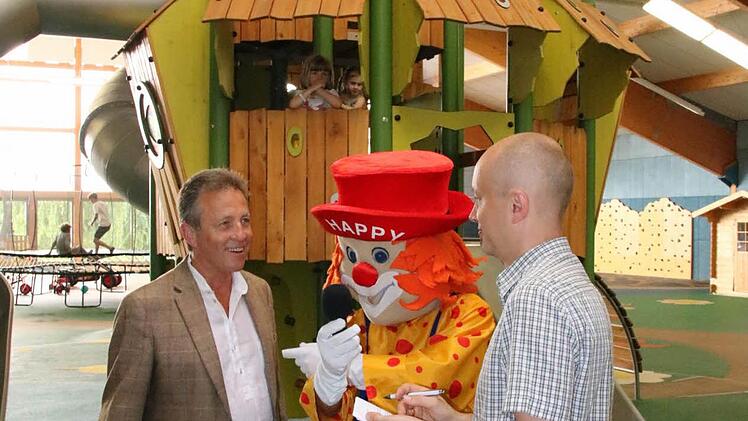 Kinder als Zuschauer und Haus-Clown "Happy" als Mikrofonhalter: Redakteur Ralf Ruppert (rechts) sprach in launiger Atmosphäre mit Hans Markwalder, Direktor des Hotels Sonnenhügel. Foto: Sebastian Elsässer