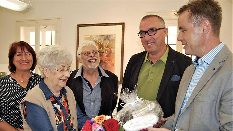Bei Gabriele Waldmann (zweite von links) bedanken sich zum Abschluss der Dauerausstellung (von rechts) Kurdirektor Thomas Beck, Bürgermeister Andreas Sandwall, Altbürgermeister Wolfgang Back und dessen Partnerin Brigitte Junge.