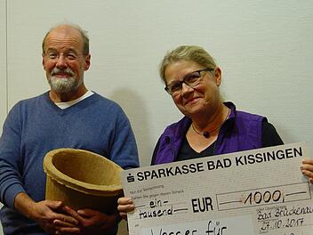 Theresia Sommer von der Eine-Welt-Gruppe überreicht Hans-Otto Wack den Spendenscheck.Foto: Brigitta Kempe-Wolf