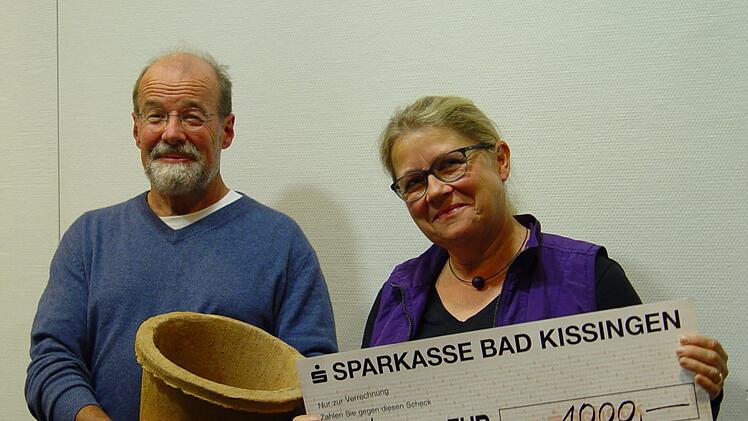 Theresia Sommer von der Eine-Welt-Gruppe überreicht Hans-Otto Wack den Spendenscheck.Foto: Brigitta Kempe-Wolf