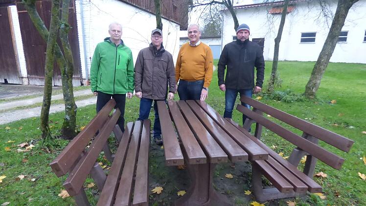 Sie sind stolz auf ihre neue Sitzgruppe (v. l.): FSV-Vorsitzender Wolfgang Reichold, Vorstandsmitglied Johannes Nowski, Bürgermeister Hanngörg Zimmermann und Wander- und Wegewart Rüdiger Beck. Foto: Thomas Weichert