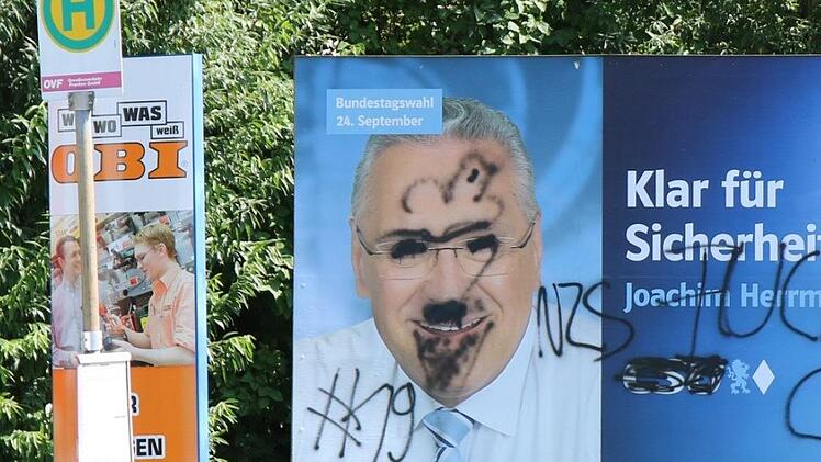 CSU- und AfD-Wahlplakate sind  im August beschädigt und geklaut worden. Jetzt hat der Staatsschutz die Täter ermittelt, die die Plakate der AfD zerstört haben. Foto: Archiv/Alexander Hartmann