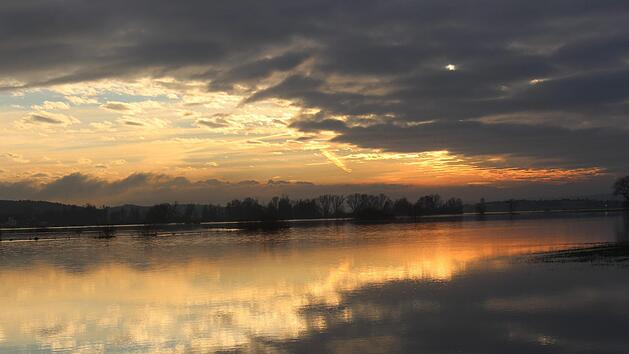 Malerisch senkte sich die Sonne am Wochenende über den überfluteten Aischgrund.  Foto: Yannick Hupfer