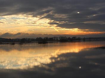 Malerisch senkte sich die Sonne am Wochenende über den überfluteten Aischgrund.  Foto: Yannick Hupfer
