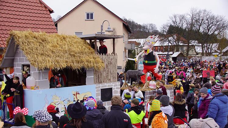 Wie Asterix und Obelix stellt sich die Dorfjugend Trossenfurt-Tretzendorf gegen das Brauerei-Sterben und hält der örtlichen Brauerei die Treue.