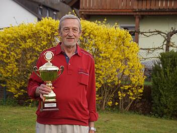 Der deutsche Meister im Schafkopf: Michael Karg aus Oberschleichach  Sabine Weinbeer