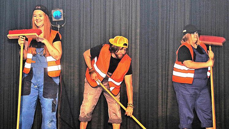Fleißig gekehrt wurde in dem Theater Stück "Der Müllmann  und der Magier," das Studierende der Fachakademie für Sozialpädagogik im Rahmen ihrer Theaterwoche aufführten.Dieter Britz