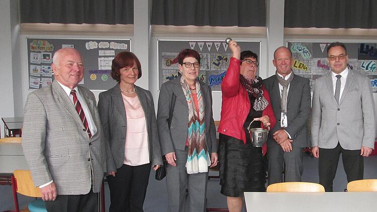 Die umgestalteten Räume weihte Gemeindereferentin Monika Hufnagel (M.) im Beisein von (v. l.) Altbürgermeister Otmar Pfister, Schulleiterin Brigitte Dehe, Vize-Landrätin Monika Horcher, Bürgermeister Karlheinz Kickuth und Schulrat Harald Bötsch.