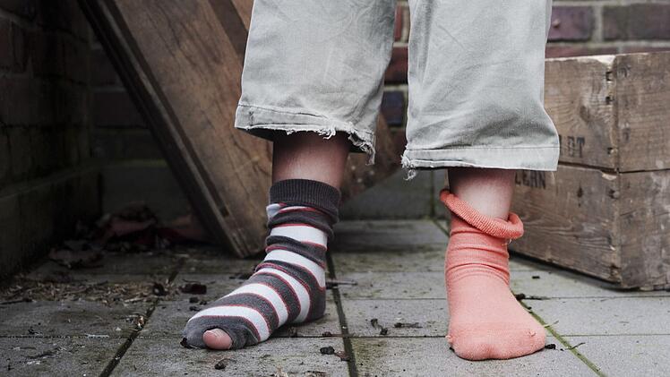 Ohne Schuhe stattdessen mit nassen l&ouml;chrigen Socken reiste ein Junge (9) alleine durch NRW. Er war aus Protest aus einem Heim ausgeb&uuml;xt. Symbolfoto: Christian Hager/dpa