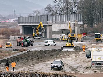 An der Brücke, die über die Straße nach Roßlach führt, ist bereits ein Damm gebaut. Bis April soll gleiches nun auch bei der nahen Rodachbrücke (im Bild) erfolgen. Foto: Marian Hamacher