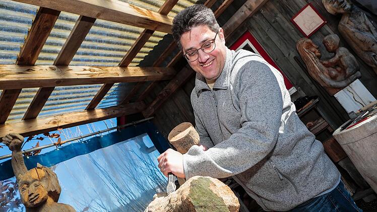 Mit dem Zahneisen bringt Marco Meißner erste Konturen in den Stein. Fotos: Matthias Hoch (3)/Marco Meißner