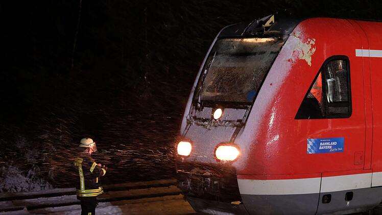 Starker Schneefall sorgte für ein Chaos in Mittelfranken. Am Donnerstag sowie in der Nacht auf Freitag war die Feuerwehr 315 Mal im Einsatz. Foto: NEWS5/Grundmann