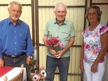 Vorsitzender Karl-Heinz Hasenfuß (links) und seine Stellvertreterin Rosi Müller gratulierten Kurt Goletz zum Neunzigsten. Foto: privat