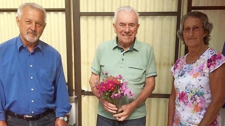 Vorsitzender Karl-Heinz Hasenfuß (links) und seine Stellvertreterin Rosi Müller gratulierten Kurt Goletz zum Neunzigsten. Foto: privat