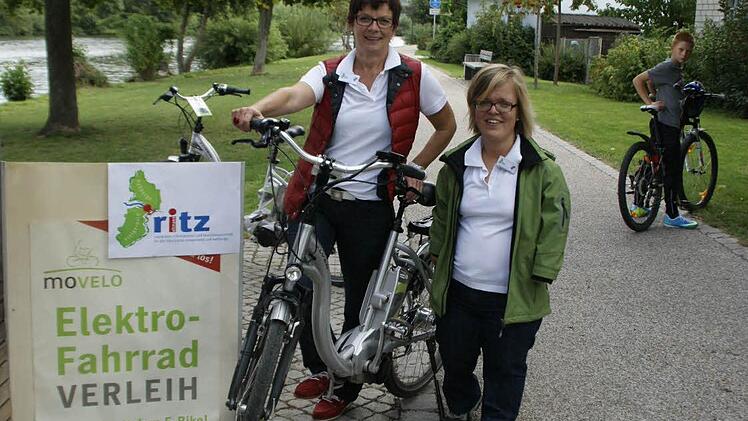 E-Bikes kann man jederzeit, nicht nur zum Main-Radtag im ritz in Eltmann bei Maria Klein und Claudia Reinwand (rechts) ausleihen.