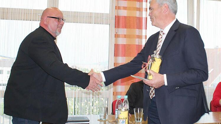 Bürgermeister Bernhard Storath (rechts) verabschiedet Marktgemeinderat Karl Vollert.