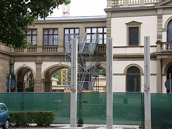 Die Beton-Stelen am Luitpoldbad stehen bereits, aber das Schild kommt erst in der kommenden Woche.  Foto: Ralf Ruppert