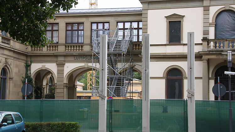 Die Beton-Stelen am Luitpoldbad stehen bereits, aber das Schild kommt erst in der kommenden Woche.  Foto: Ralf Ruppert
