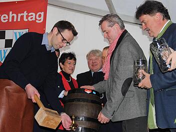 Bürgermeister Andreas Pöhner (links) und Braumeister Jürgen Münch zapften gemeinsam mit den Ehrengästen das erste Fass Festbier an. Foto: Katharina Müller-Sanke