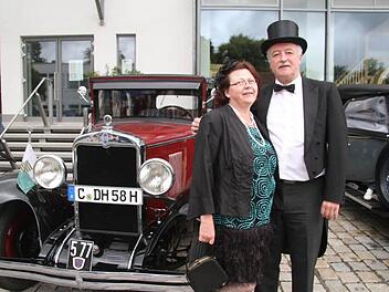 Peter und Elke Haus haben sich passend zum Auto gekleidet.  Foto: Sonja Adam